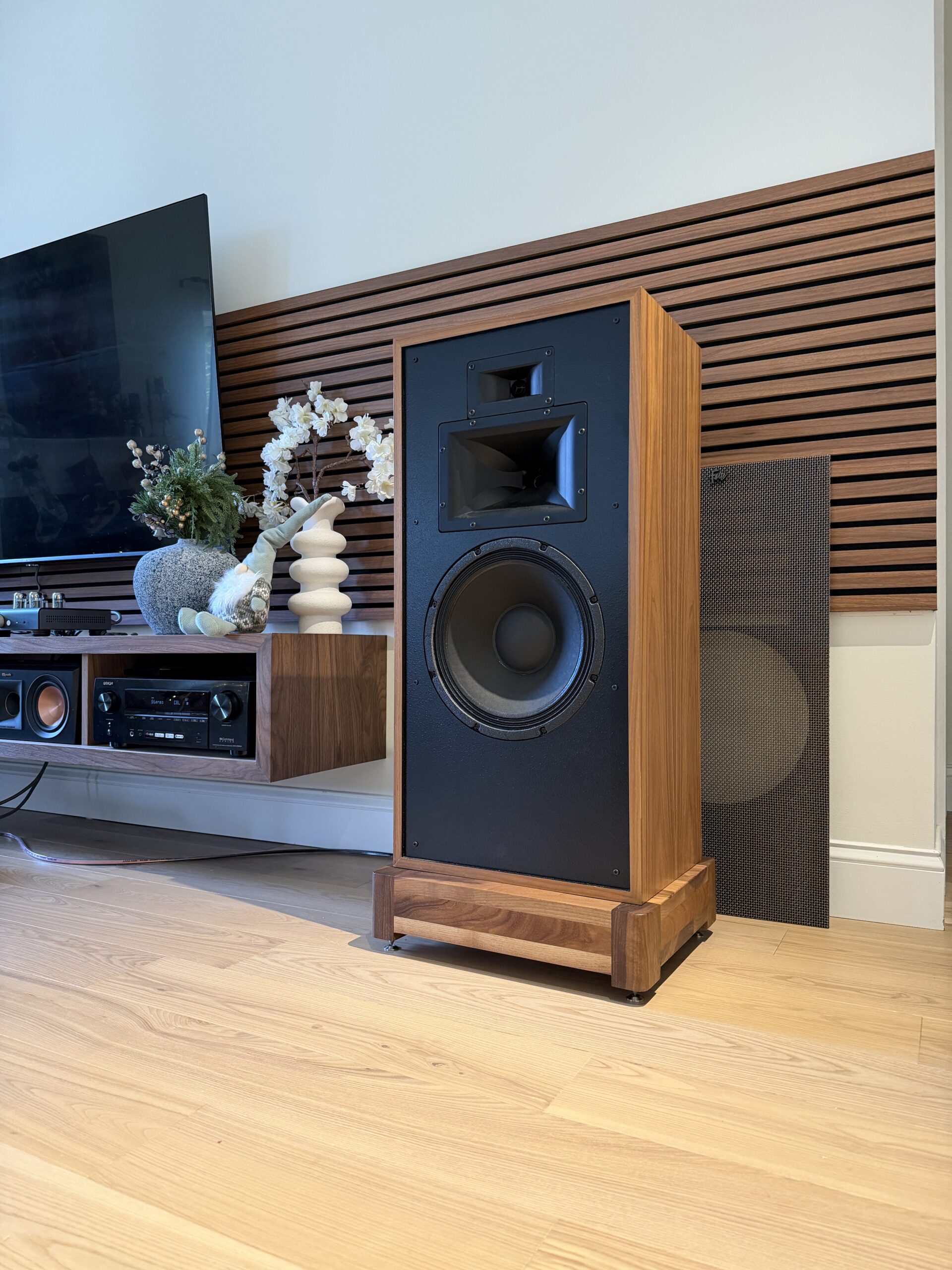 speaker isolation platform