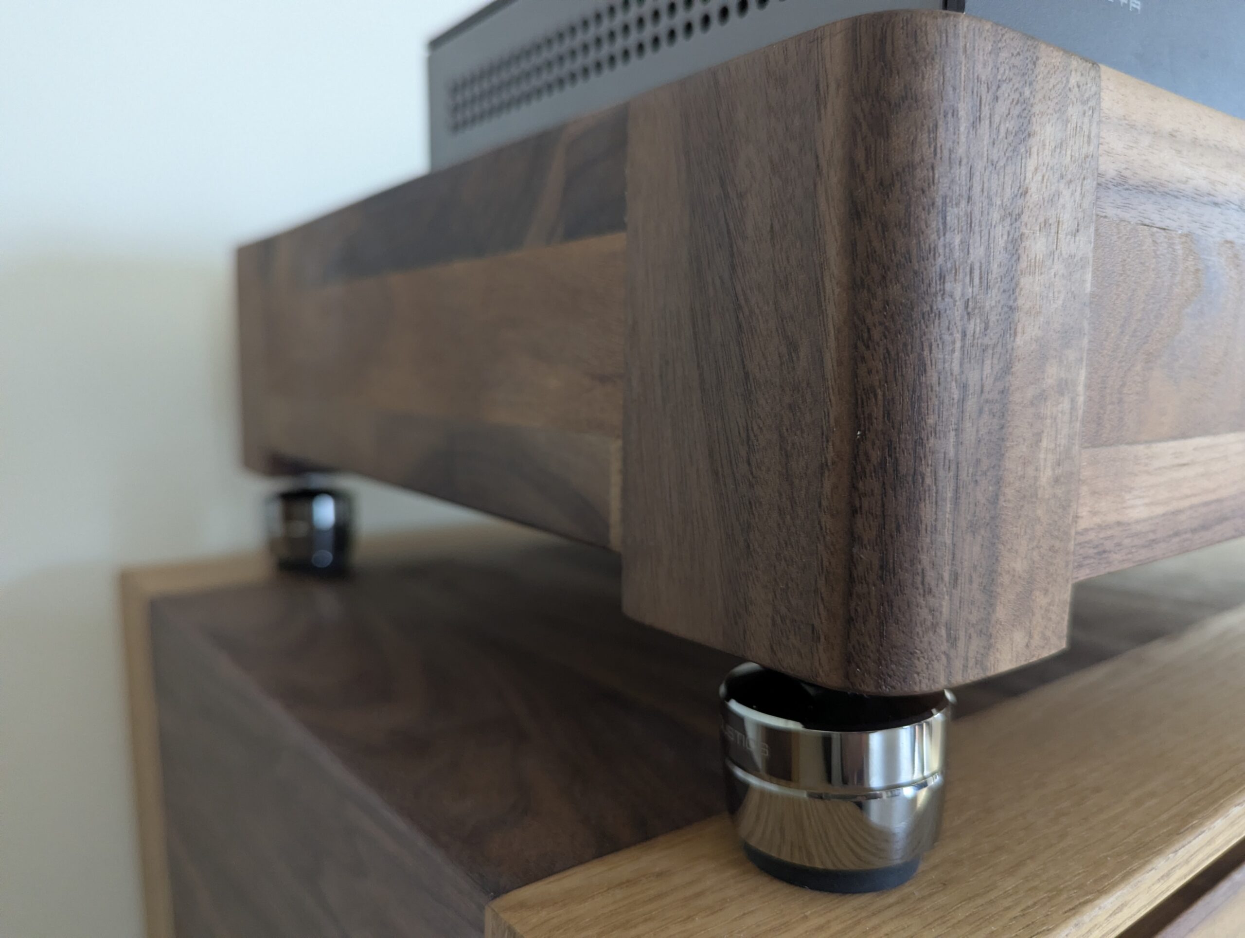 DENALI BURGER 3.5” Isolation Audio Stand Walnut - Image 9