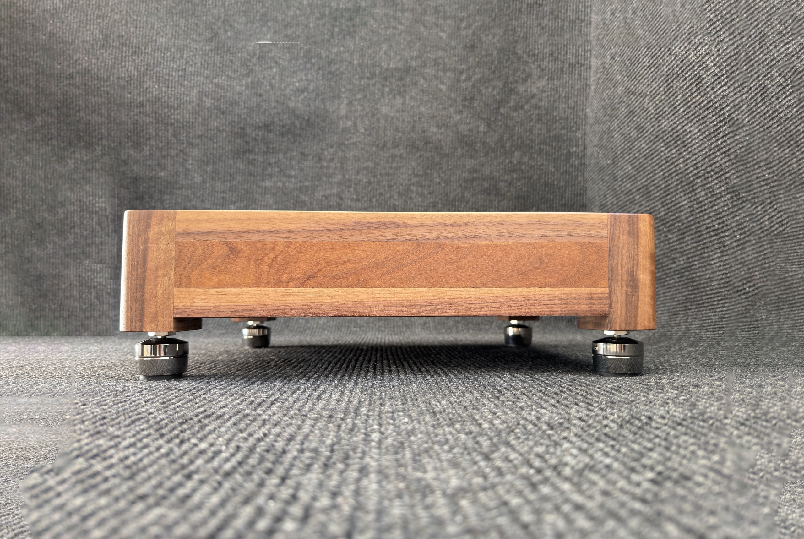 DENALI BURGER 3.5” Isolation Audio Stand Walnut