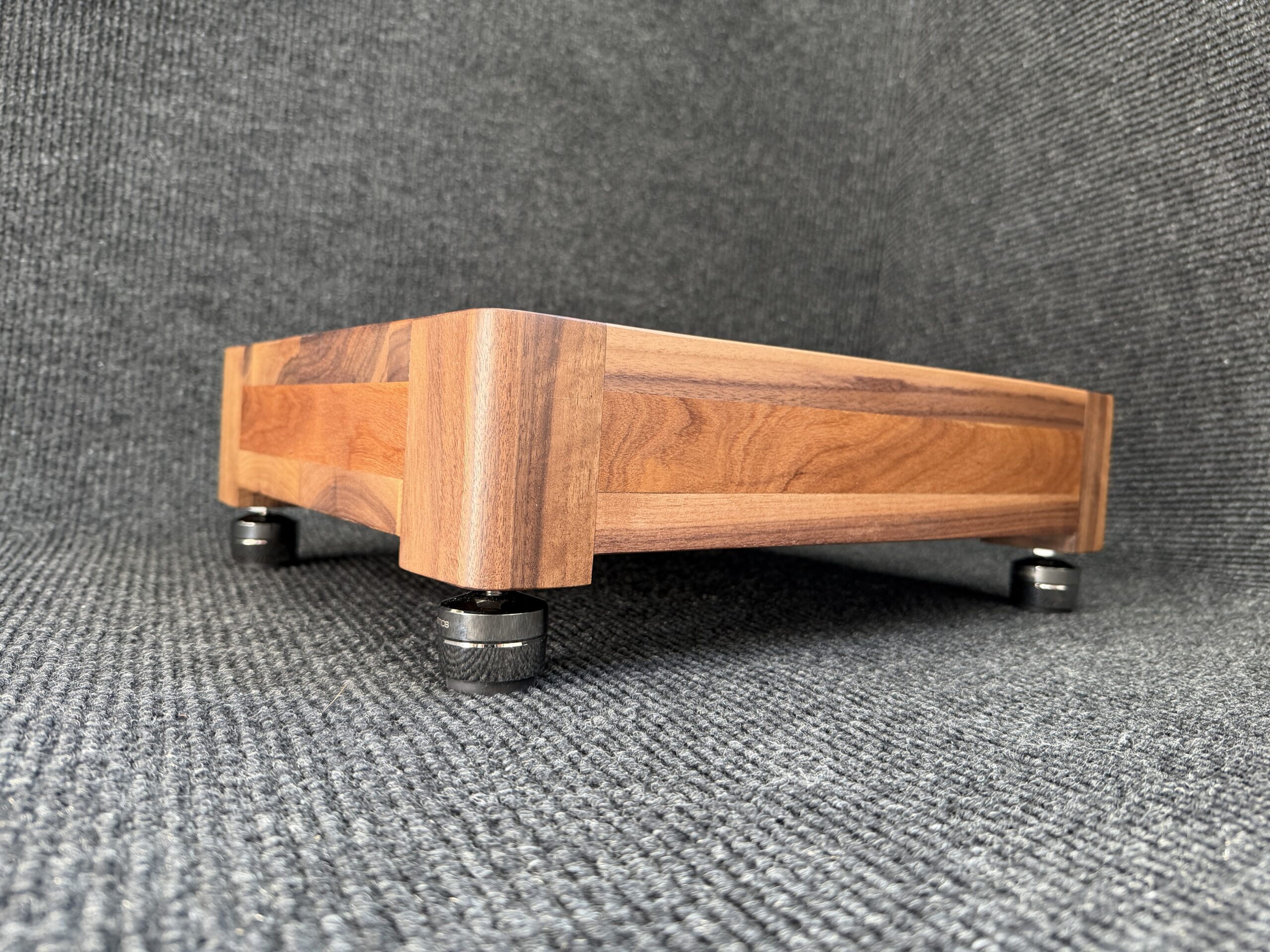 DENALI BURGER 3.5” Isolation Audio Stand Walnut - Image 3
